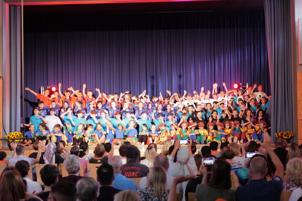 Foto einer Aufführung von Schulkindern