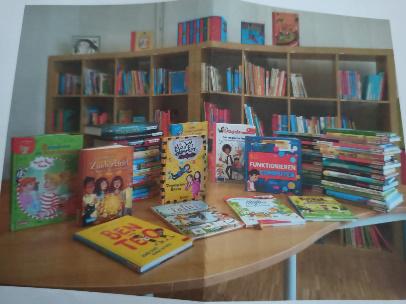 Foto von Büchern in einer kleinen Bibliothek